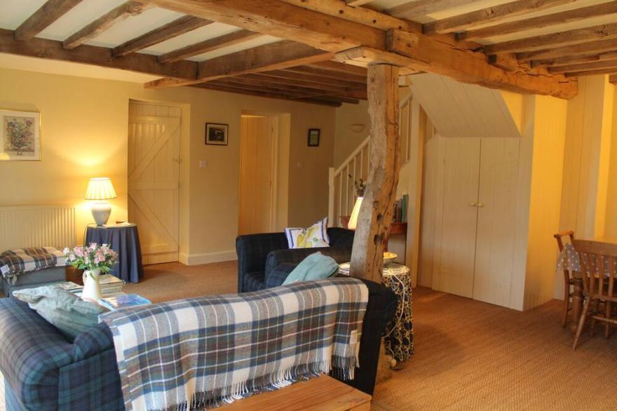 Delightful, barn cottage in peaceful rural village. Walks, pubs, scenery. Relax!