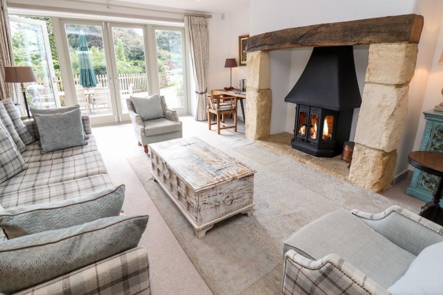 STOW COTTAGE BARN, pet friendly, luxury holiday cottage in Kingham