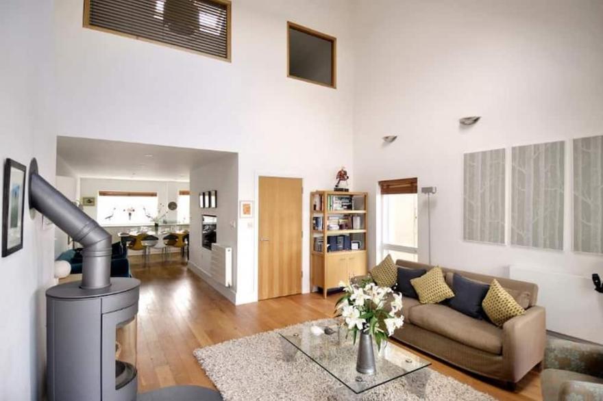 4 bed lakeside house/3 bathrooms, sleeps 6 adults +3 kids, pools/restaurant