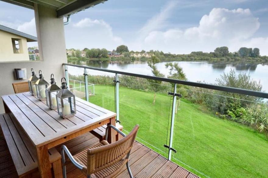 4 bed lakeside house/3 bathrooms, sleeps 6 adults +3 kids, pools/restaurant