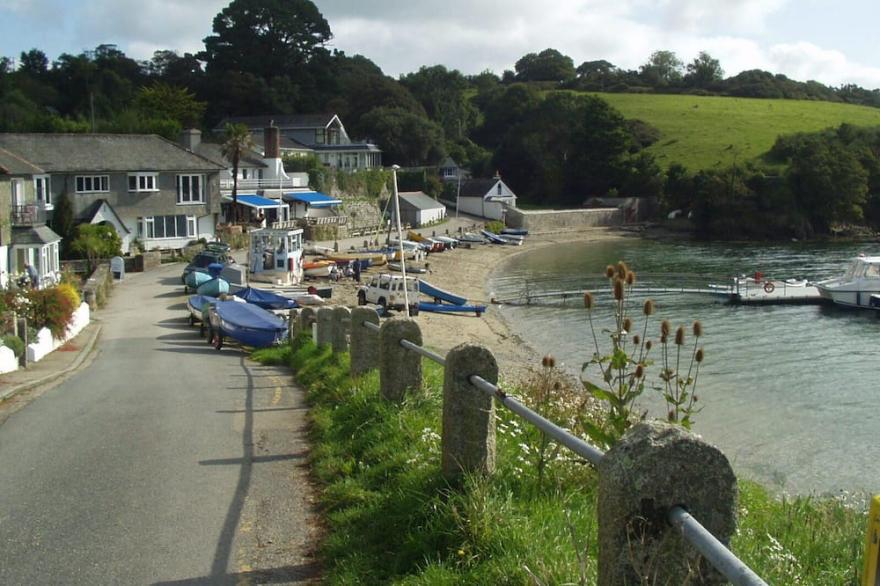 'Seashells' Sleeps 2, WiFi,  shared pool, close to beach, river, coast path