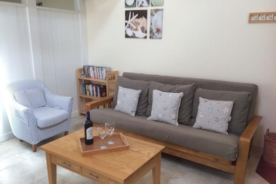 'Seashells' Sleeps 2, WiFi,  shared pool, close to beach, river, coast path