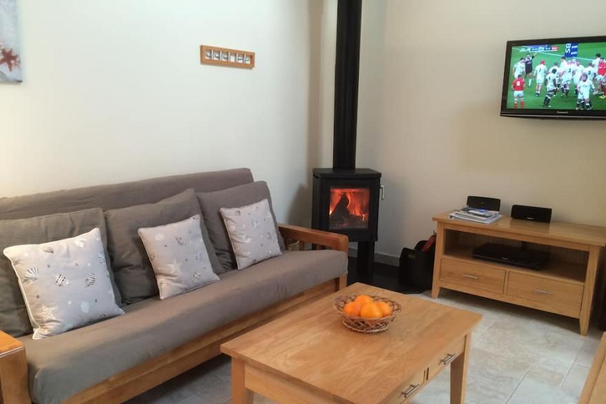'Seashells' Sleeps 2, WiFi,  shared pool, close to beach, river, coast path