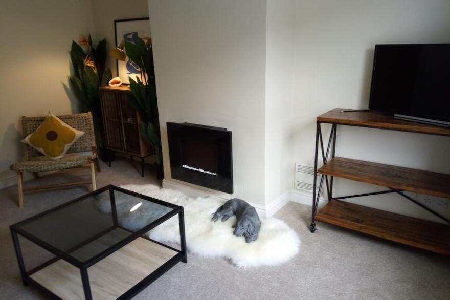 Pet friendly mews house in Central village location close to Cave Castle