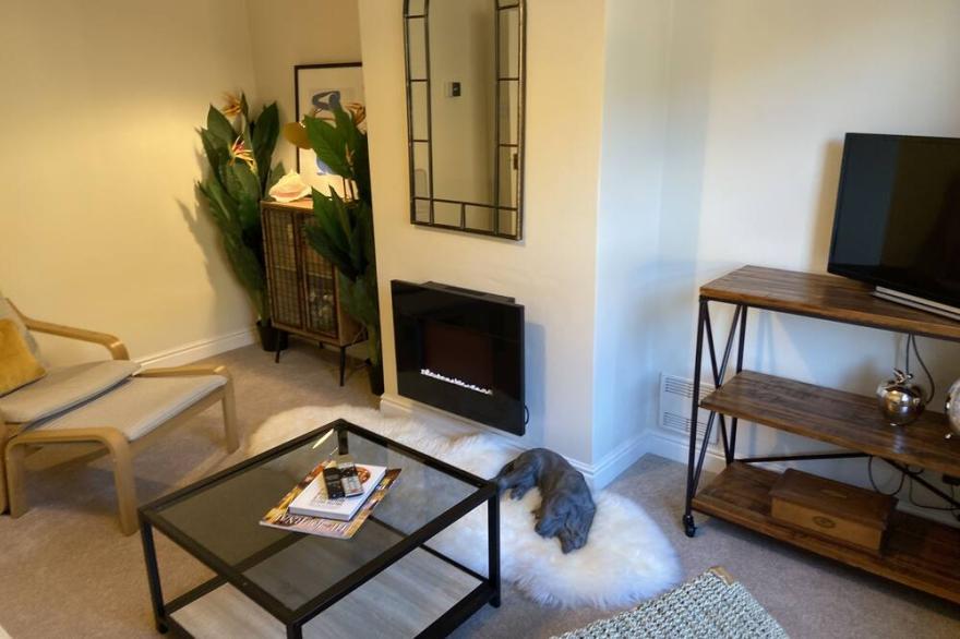 Pet friendly mews house in Central village location close to Cave Castle