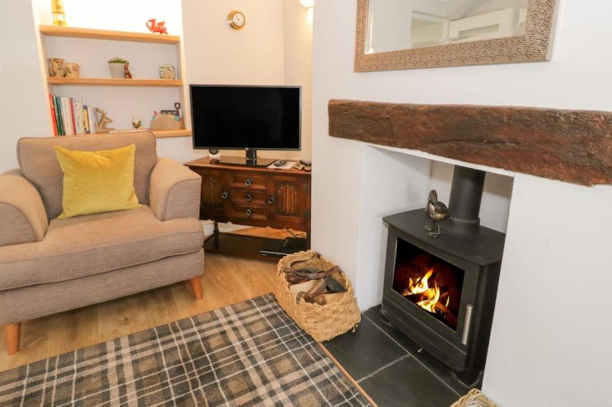 MARLIN COTTAGE, romantic, character holiday cottage in Conwy