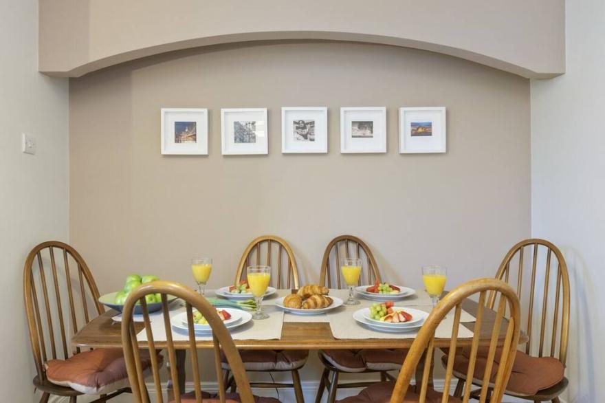 ELEGANT HOME FROM HOME Ground floor Apt  & Parking 2 Mins walk from Restaurants