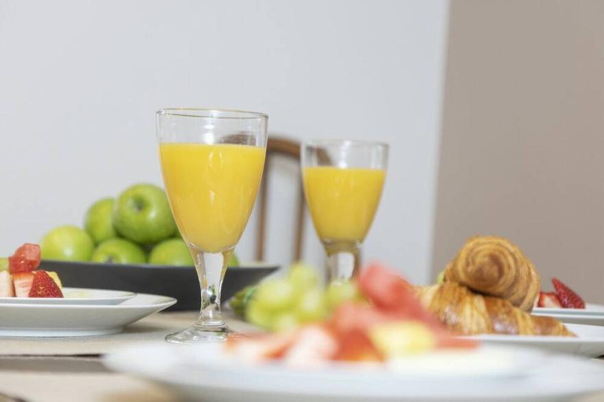 ELEGANT HOME FROM HOME Ground floor Apt  & Parking 2 Mins walk from Restaurants