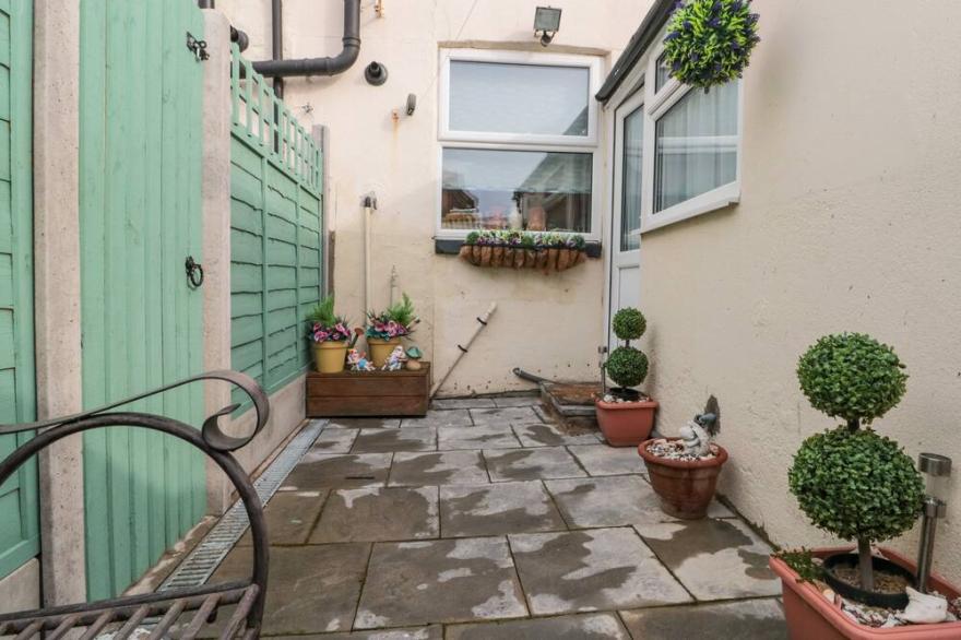 HARTWOOD COTTAGE, pet friendly, with a garden in Scarborough