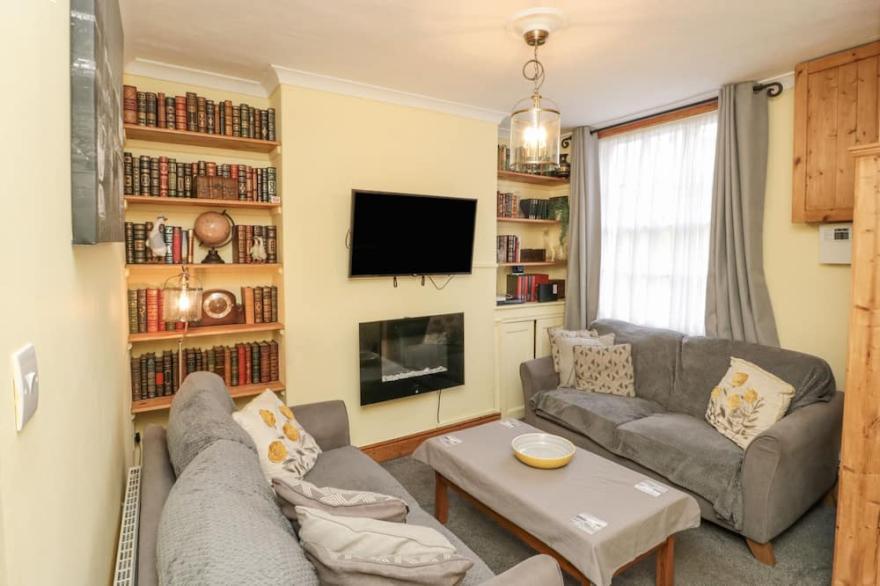 HARTWOOD COTTAGE, pet friendly, with a garden in Scarborough