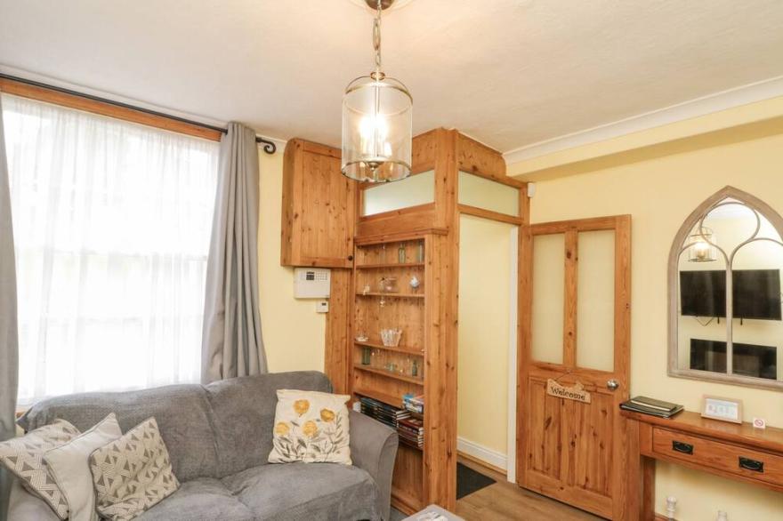 HARTWOOD COTTAGE, pet friendly, with a garden in Scarborough
