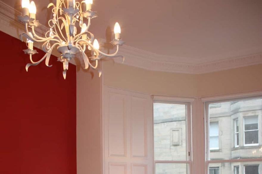 Generously proportioned and quiet georgian style flat close to center