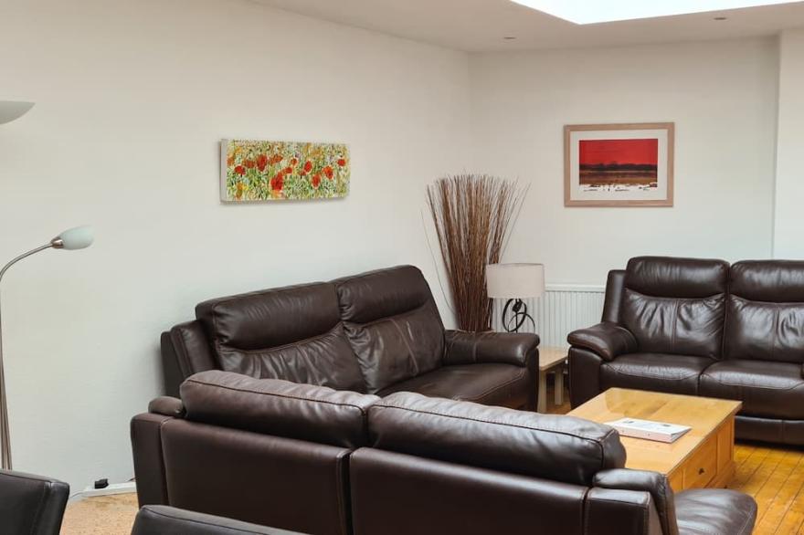 Brew House: 3 Ensuite Beds, Patio Garden, 3 Car Parking, Level walk to town