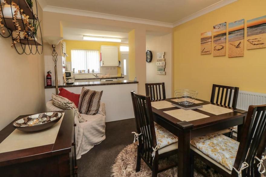 CASTAWAYS, pet friendly, character holiday cottage in Flamborough