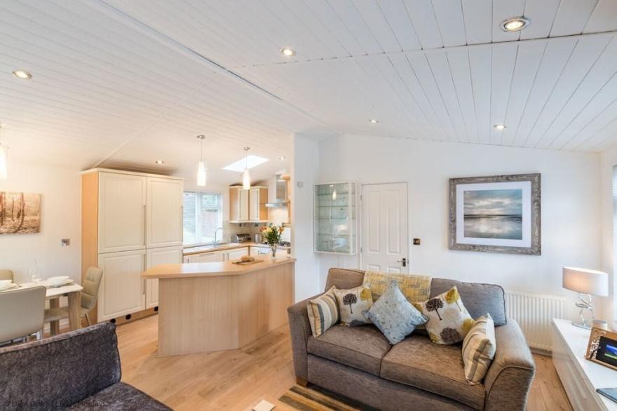 BROAD LARCH LODGE, family friendly in Bowness-On-Windermere