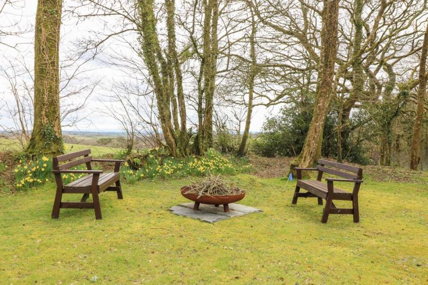 LITTLE LEIGHS, pet friendly, character holiday cottage in Warbstow,