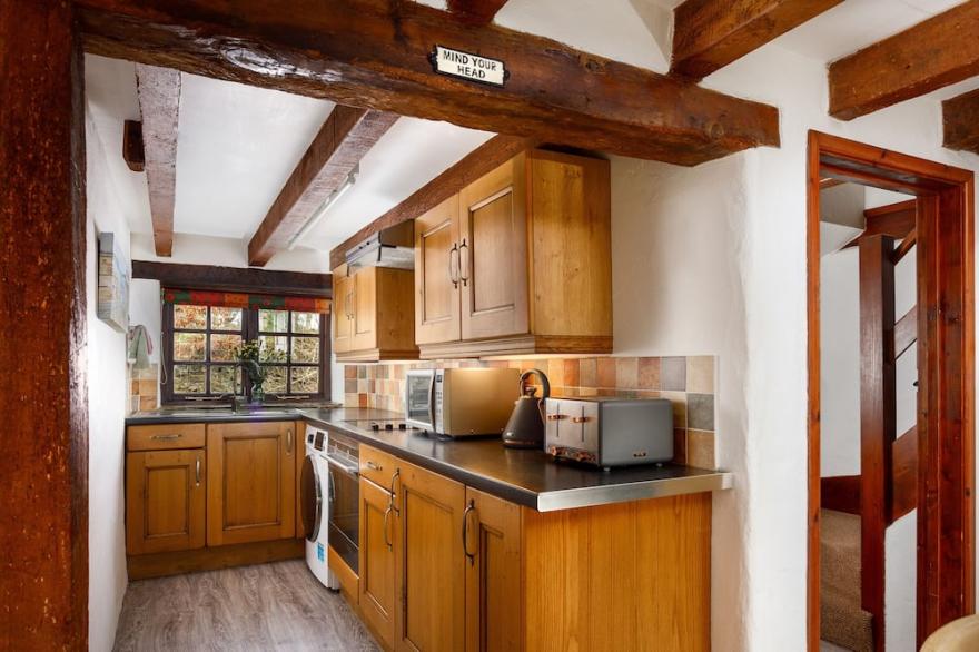 LITTLE LEIGHS, pet friendly, character holiday cottage in Warbstow,