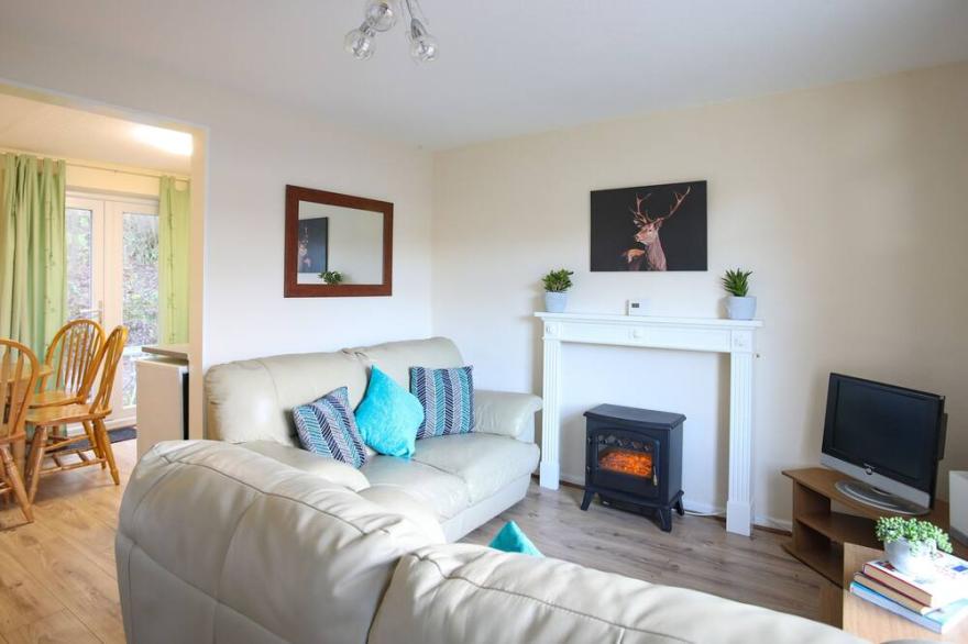 EIRLYS, pet friendly, with a garden in Caeathro