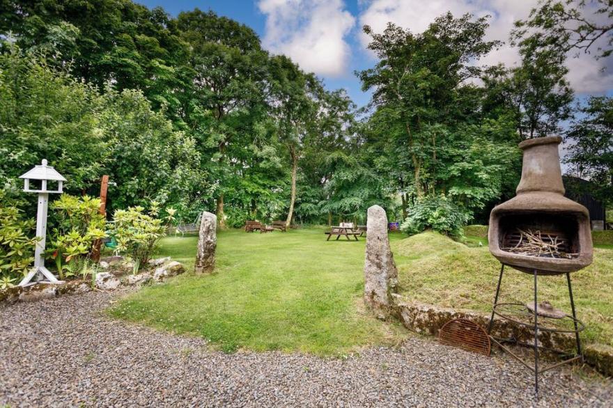 THE ROUNDHOUSE, pet friendly, with open fire in Warbstow,
