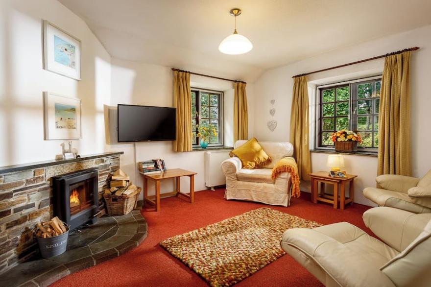 THE ROUNDHOUSE, pet friendly, with open fire in Warbstow,