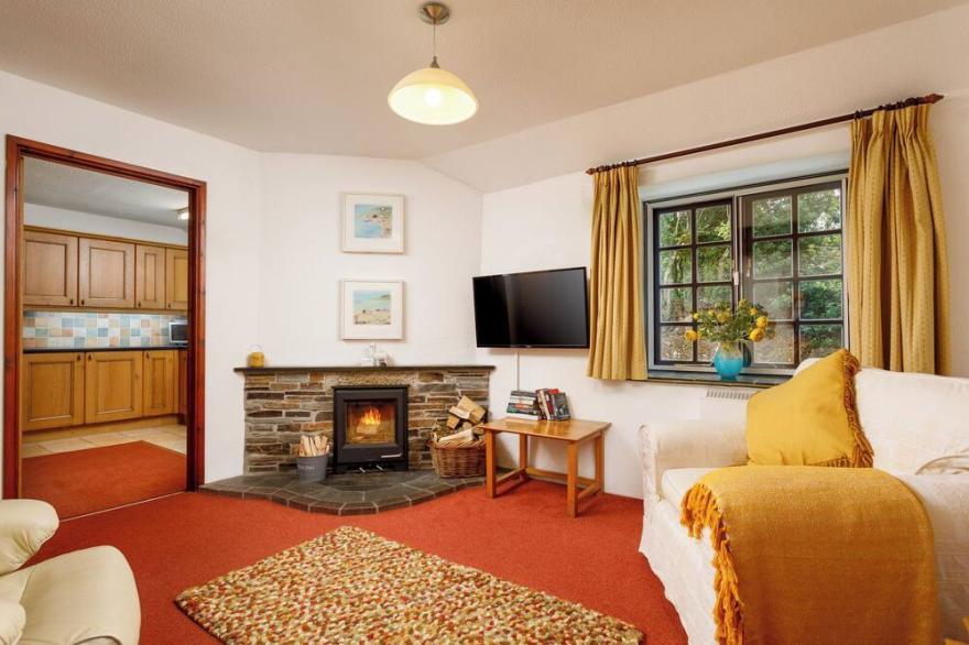 THE ROUNDHOUSE, pet friendly, with open fire in Warbstow,