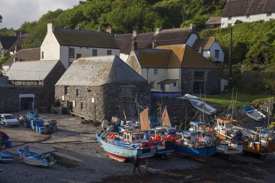 The Cot in Cadgwith Cove- sleeps 4 guests  in 2 bedrooms