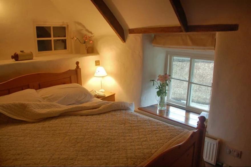 The Cot in Cadgwith Cove- sleeps 4 guests  in 2 bedrooms