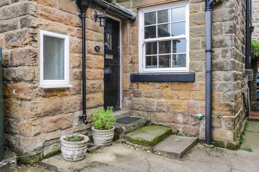 SPRINGFIELD COTTAGE, pet friendly, with open fire in Castleton