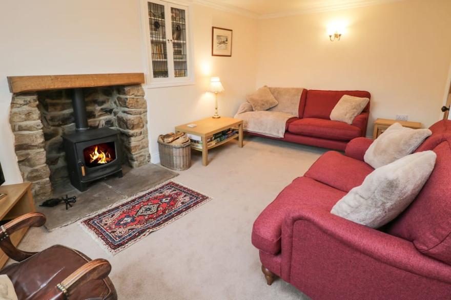 SPRINGFIELD COTTAGE, pet friendly, with open fire in Castleton