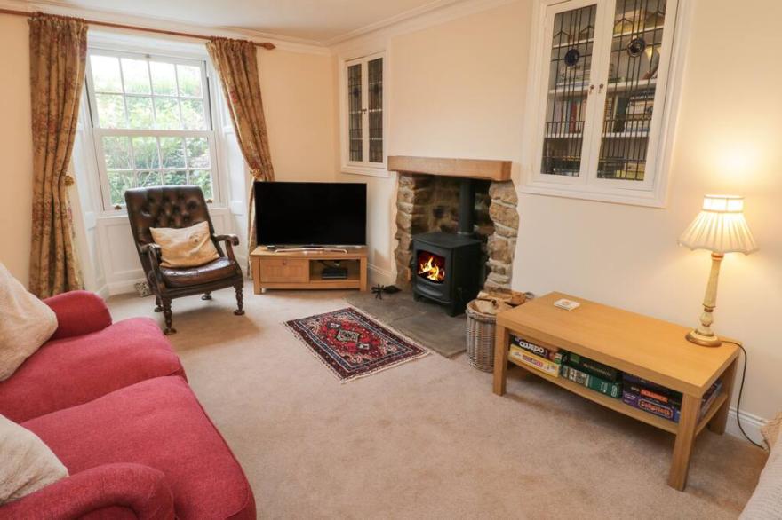 SPRINGFIELD COTTAGE, pet friendly, with open fire in Castleton