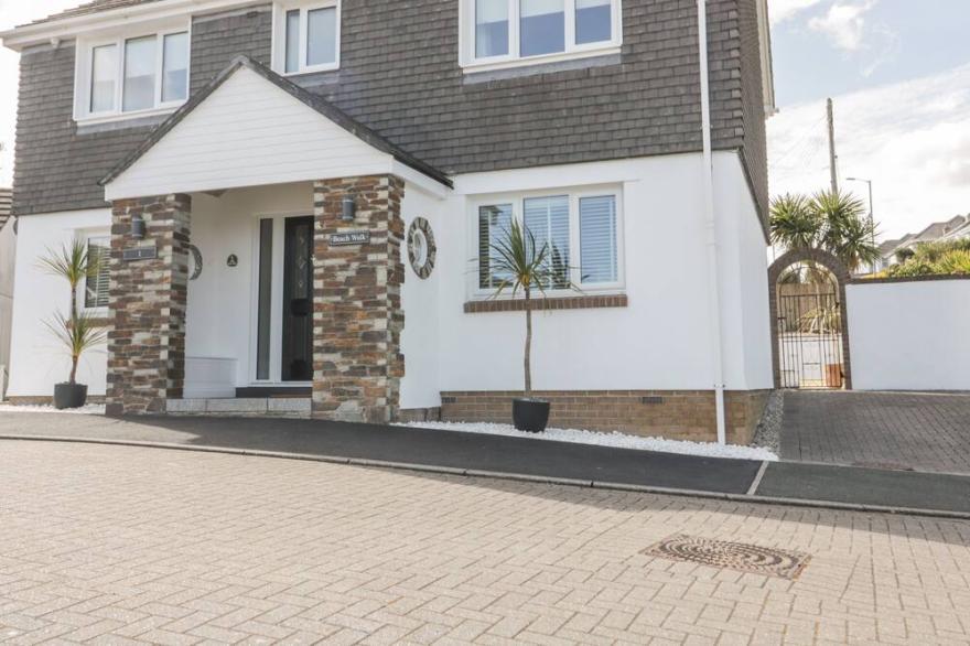 BEACH WALK, family friendly, luxury holiday cottage in Porth