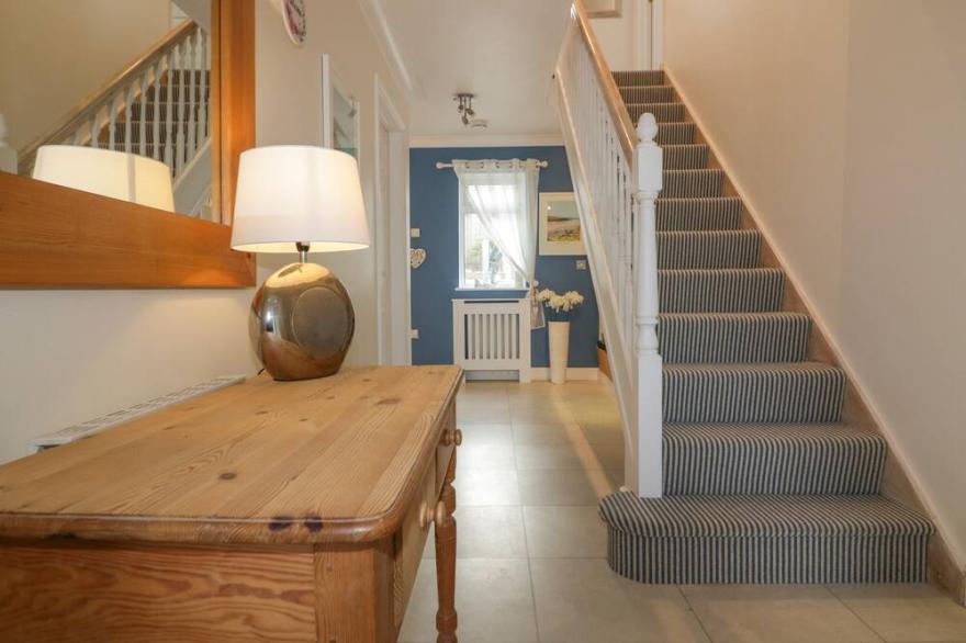 BEACH WALK, family friendly, luxury holiday cottage in Porth
