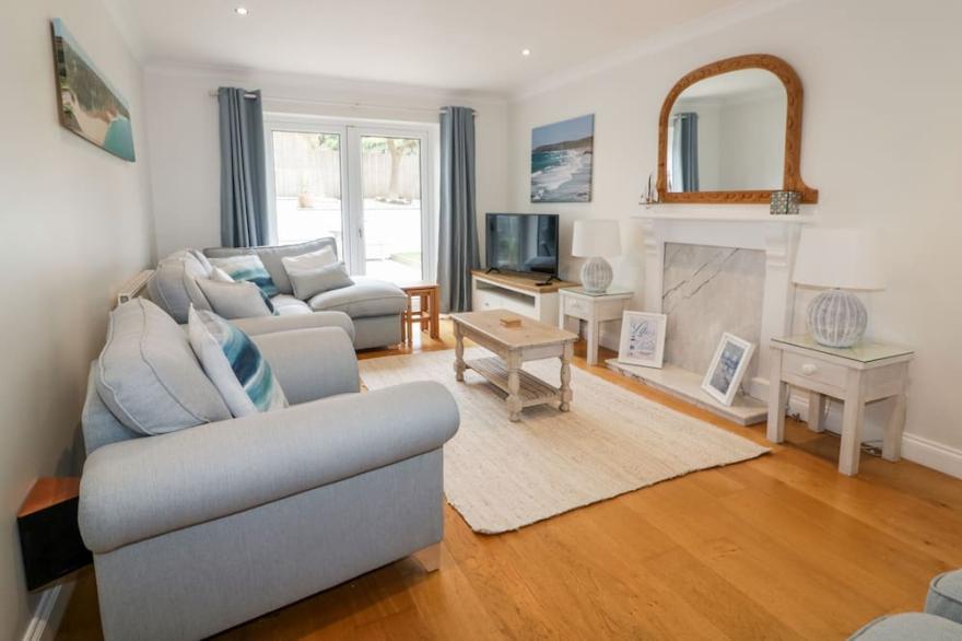 BEACH WALK, family friendly, luxury holiday cottage in Porth