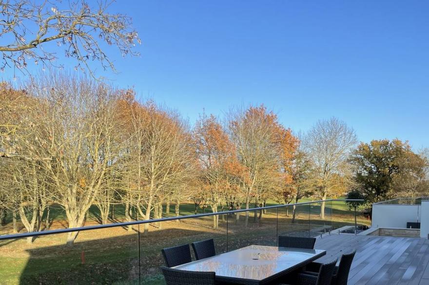 Luxurious 3 bed Lodge with private hot tub close to city of Cambridge