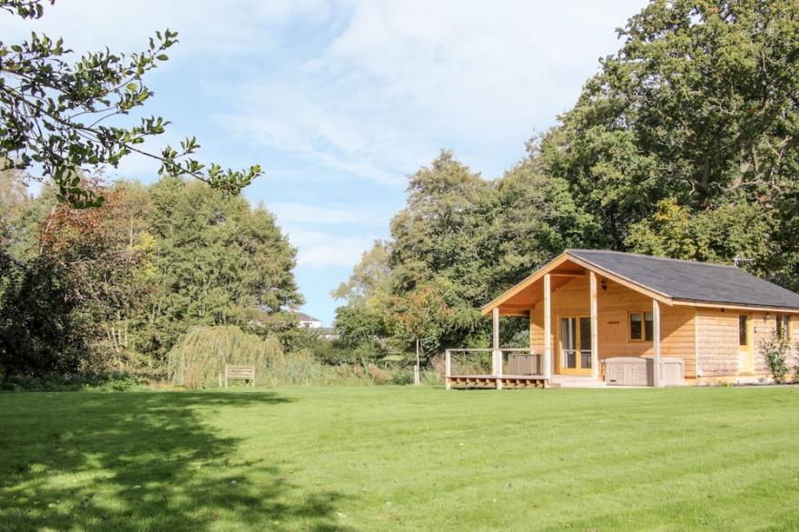 MOORHEN LODGE, family friendly, with hot tub in Kinnerley