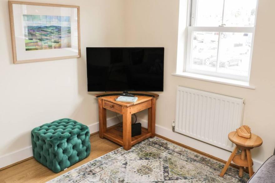 CROSSING COTTAGE, with a garden in Whitby