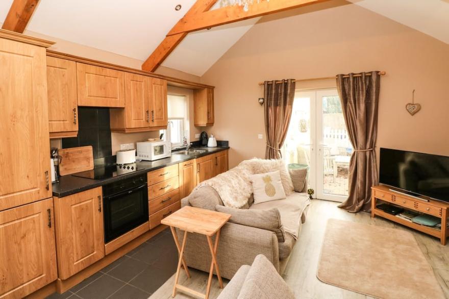 LOVE COTTAGE, pet friendly, with a garden in Tenby