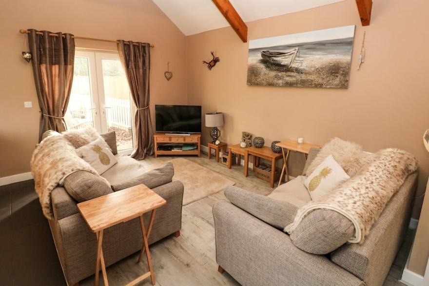 LOVE COTTAGE, pet friendly, with a garden in Tenby