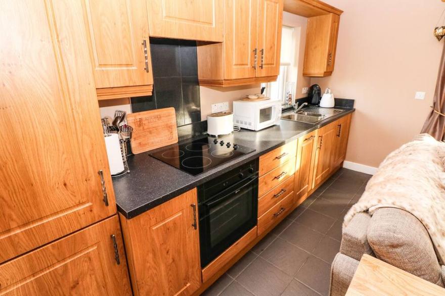 LOVE COTTAGE, pet friendly, with a garden in Tenby