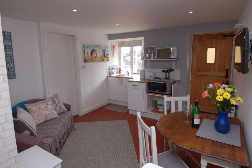 HIDDEN TREASURE, romantic, country holiday cottage in Brixham
