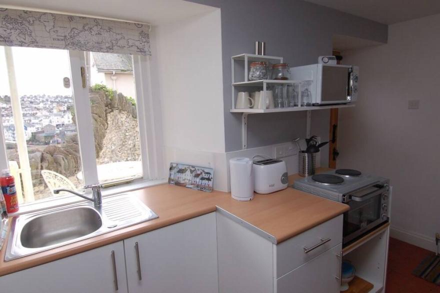HIDDEN TREASURE, romantic, country holiday cottage in Brixham