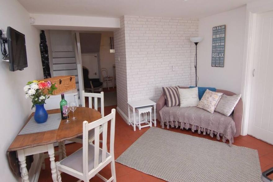 HIDDEN TREASURE, romantic, country holiday cottage in Brixham