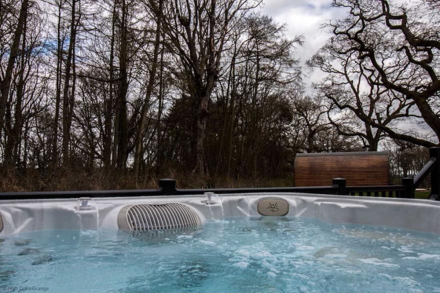 Cedar Lodge | sleeps 8 - Hot Tub, Dog Friendly - 5* Gold Award