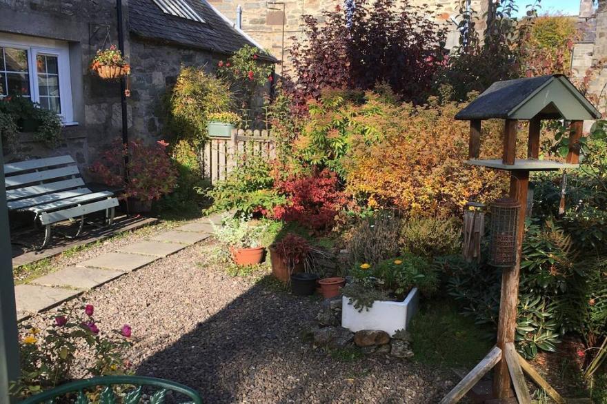 Quaint secluded cottage in the heart of the village in the heart of Scotland.