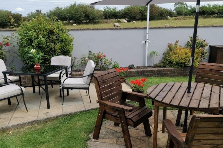 Detached six bedroom house with indoor heated swimming pool, near the coast.<br>