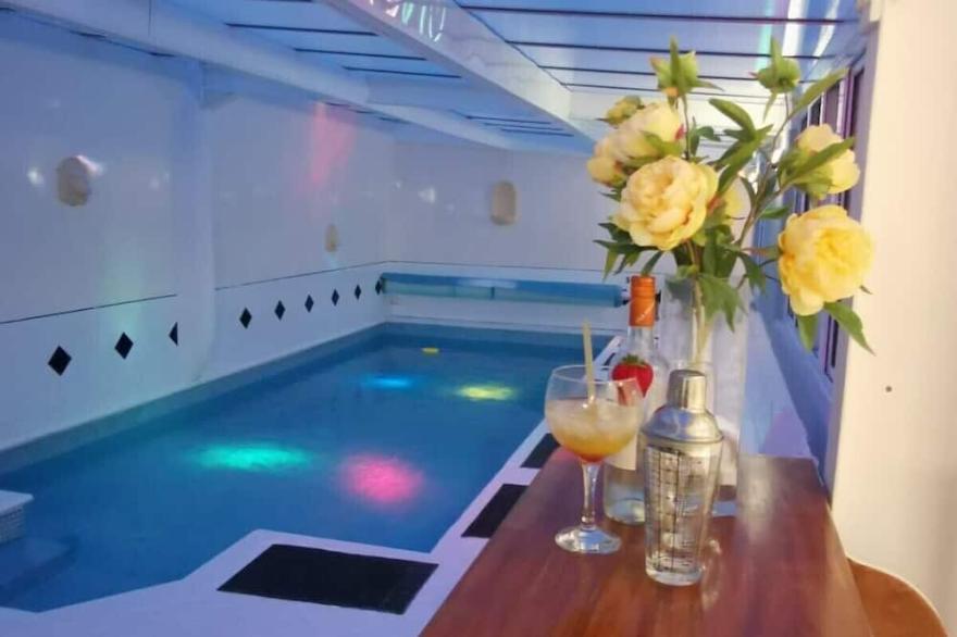 Detached six bedroom house with indoor heated swimming pool, near the coast.<br>