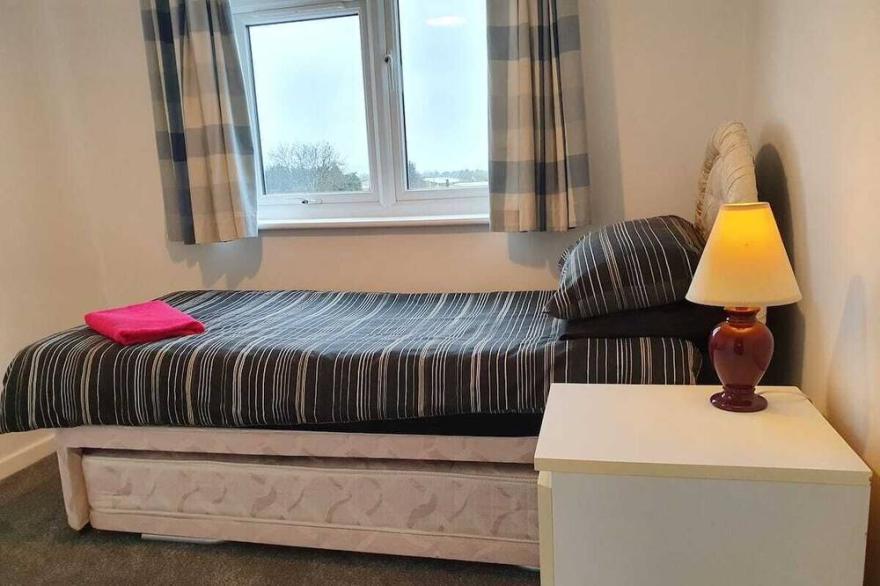 Sleeps 5 in 5 beds on Western side of Cheltenham
