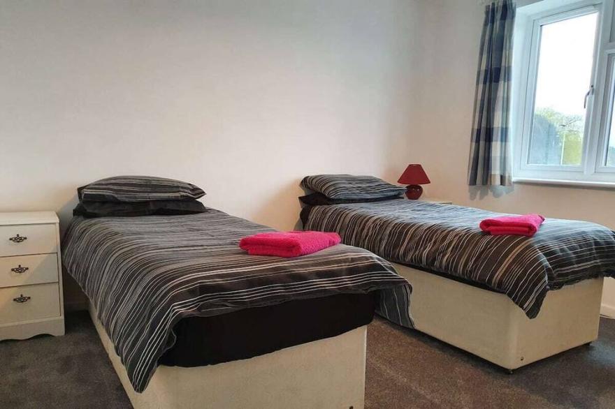 Sleeps 5 in 5 beds on Western side of Cheltenham