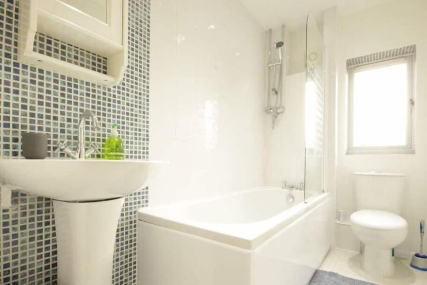 Fantastic 2-Bed House in Hull. Garden, Sky tv.