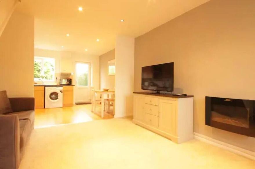 Fantastic 2-Bed House in Hull. Garden, Sky tv.